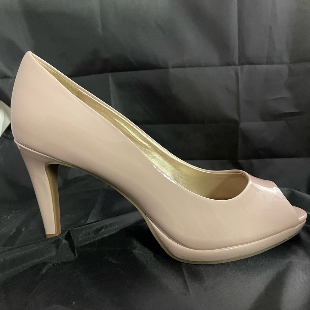 Bandolino lt.pink brand new heels in the box. Patent leather size 8